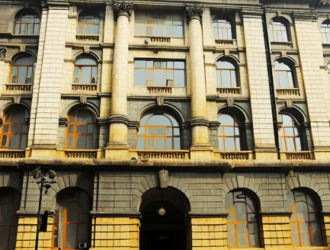 A grand exterior view of a courthouse where highprofile corporation negligence cases are undertaken